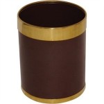 Corbeille à papier marron avec bagues dorées.
